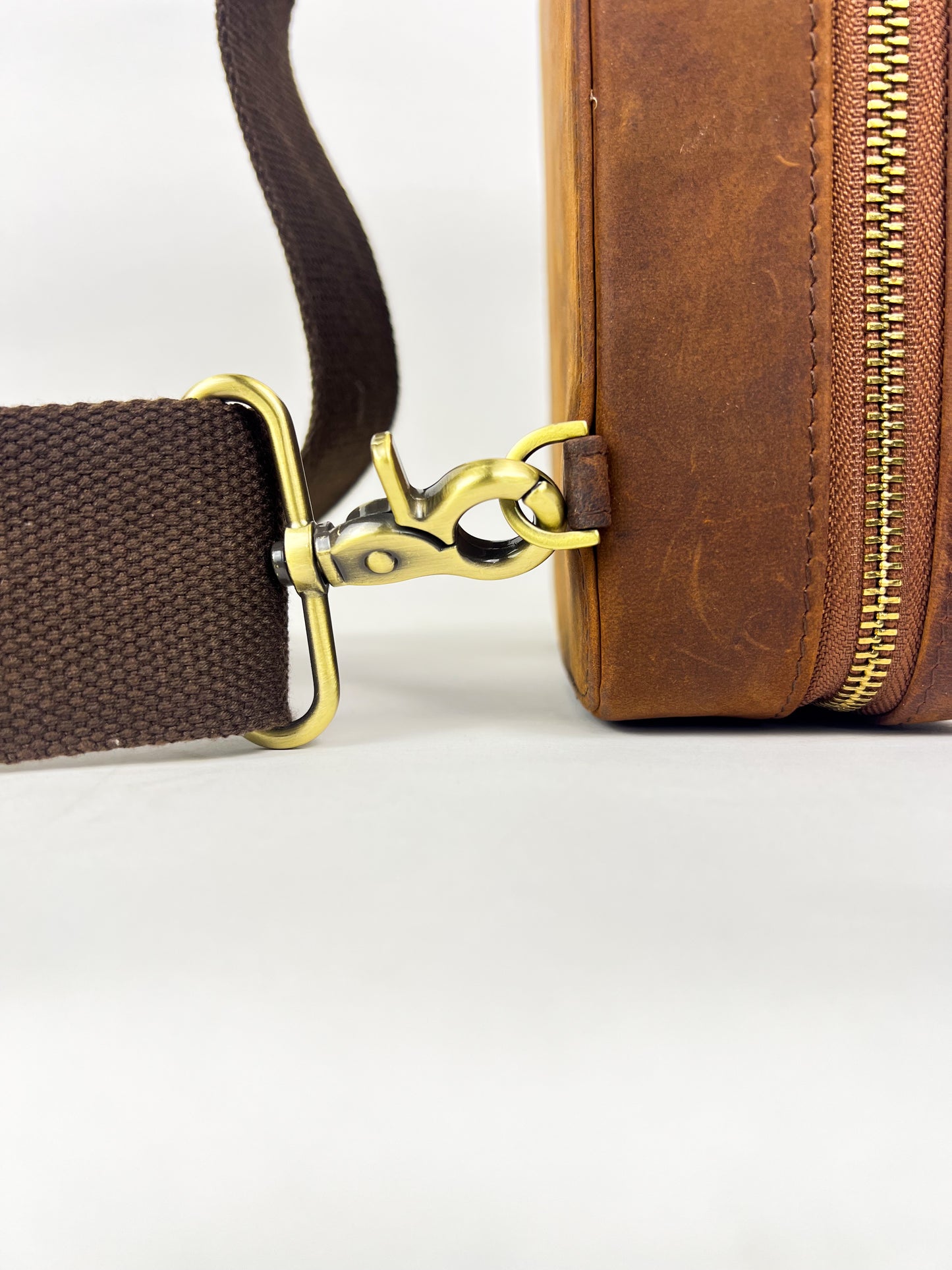 The Herf Crossbody 2.0 – Premium Leather Cigar Case